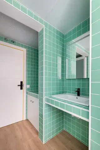 Salle de bain; carrelage, lumière naturelle, style moderne