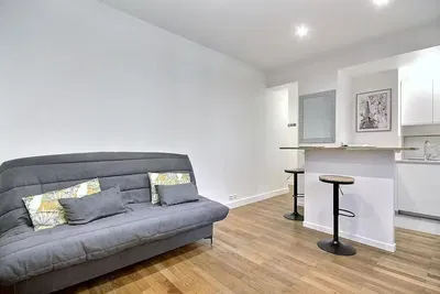 Soggiorno; pavimento in legno, luce naturale, stile moderno