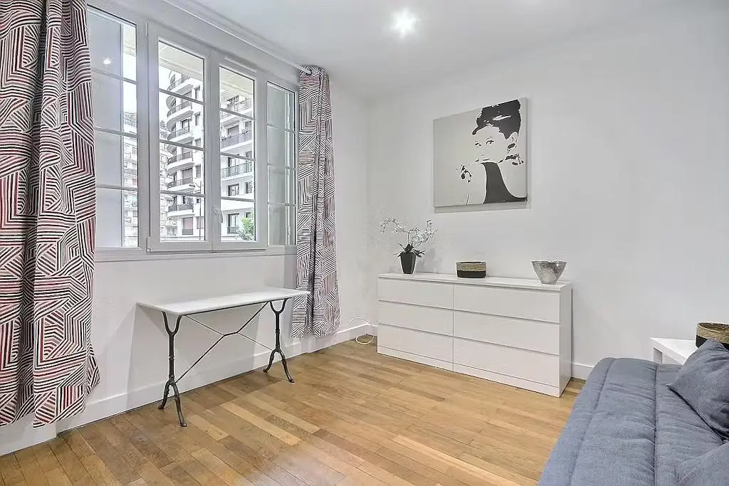 Camera da letto; vista, pavimento in legno, luce naturale