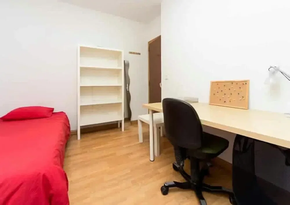 Schlafzimmer; holzboden, tageslicht