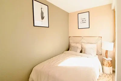 Yatak odası; doğal ışık, modern stil