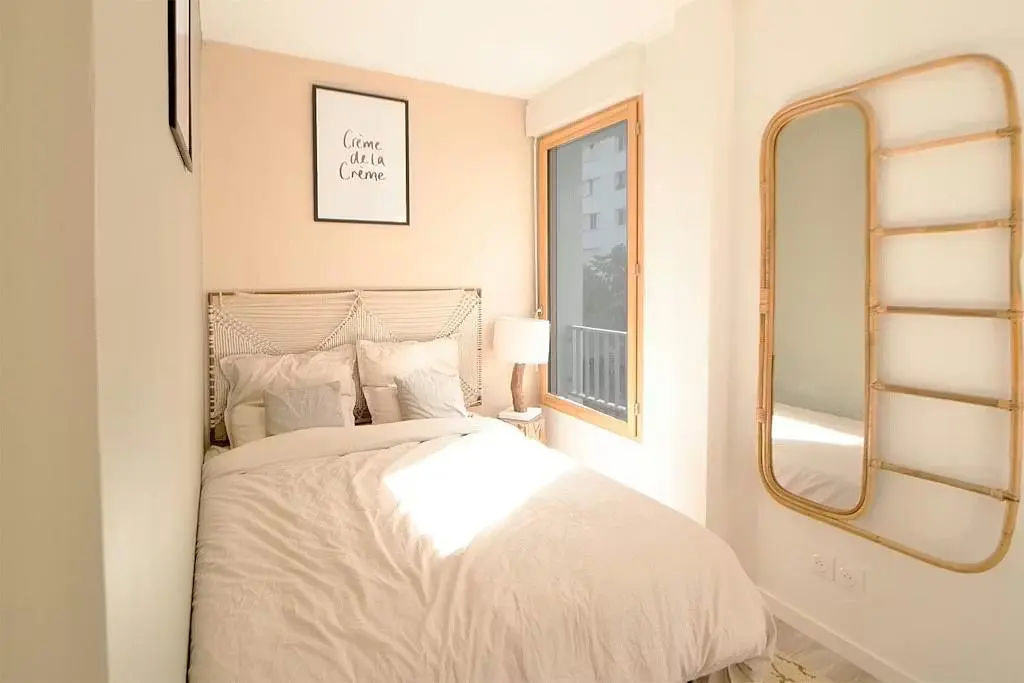 Yatak odası; doğal ışık, modern stil