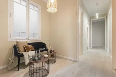 Oturma odası; doğal ışık, ahşap zemin, modern stil