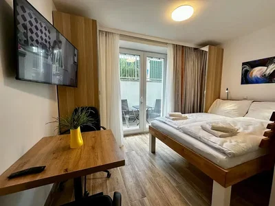 Спаваћа соба; природно светло, дрвени под