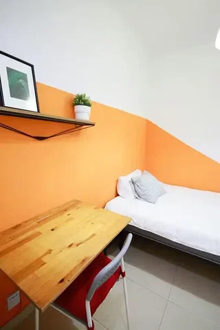 Schlafzimmer; tageslicht, fliesenboden, moderner stil