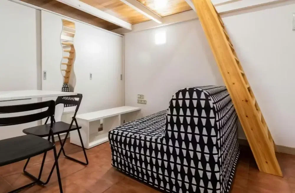 Camera da letto; pavimento in piastrelle, travi in legno
