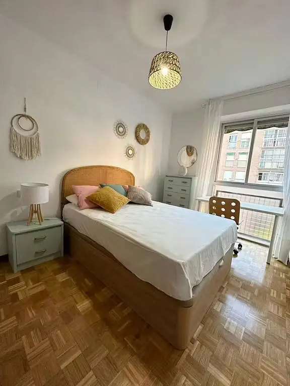 Schlafzimmer; tageslicht, rustikaler stil, holzboden