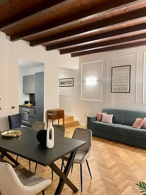 Wohnzimmer; holzbalken, holzboden, moderner stil, tageslicht