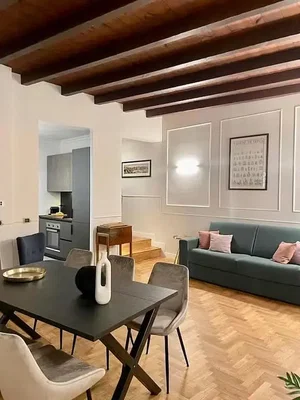 Wohnzimmer; holzbalken, holzboden, moderner stil, tageslicht