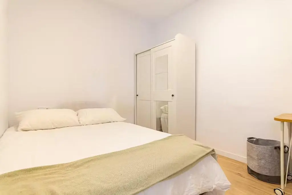 Schlafzimmer; tageslicht, holzboden