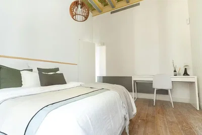 Schlafzimmer; holzboden, tageslicht, moderner stil