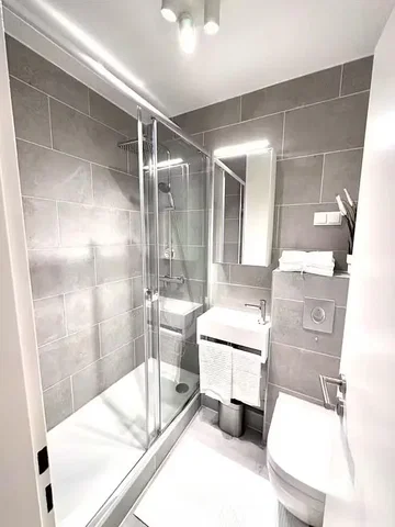 Salle de bain; carrelage, lumière naturelle, rénové