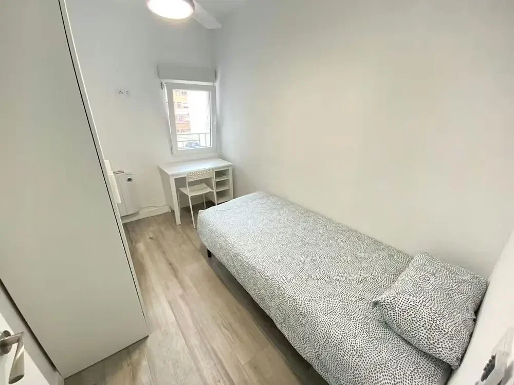 Schlafzimmer; tageslicht, holzboden