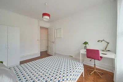 Ložnice; přirozené světlo, dřevěná podlaha