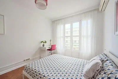 Ložnice; přirozené světlo, dřevěná podlaha