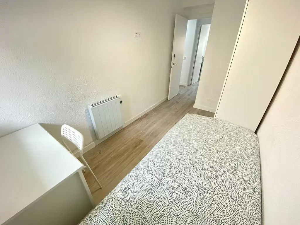 Ložnice; dřevěná podlaha, přirozené světlo, moderní styl