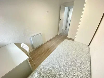 Ložnice; dřevěná podlaha, přirozené světlo, moderní styl