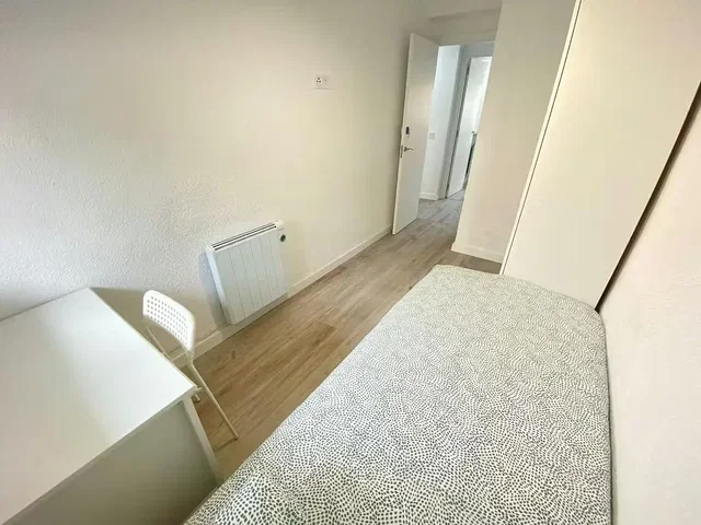 Camera da letto; pavimento in legno, luce naturale, stile moderno