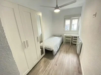 Ložnice; dřevěná podlaha, přirozené světlo