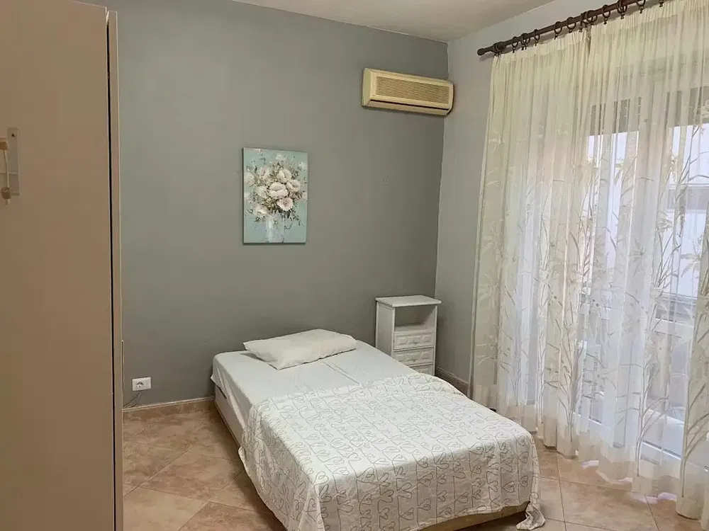 Schlafzimmer; fliesenboden, tageslicht