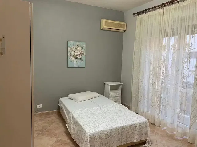 Schlafzimmer; fliesenboden, tageslicht