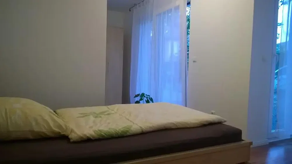 Спаваћа соба; природно светло, дрвени под