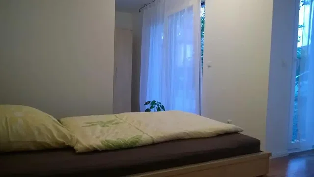 Спаваћа соба; природно светло, дрвени под