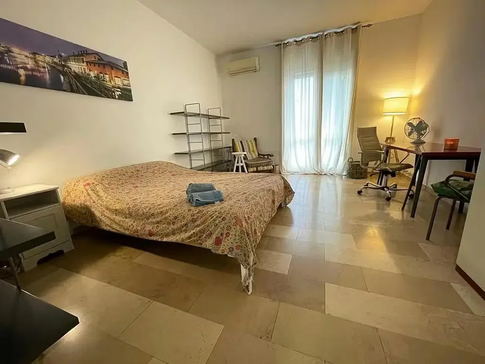 Schlafzimmer; fliesenboden, tageslicht