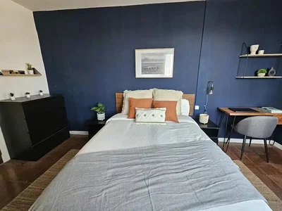 Yatak odası; doğal ışık, modern stil