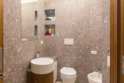 Toilette; fliesenboden, renoviert, tageslicht, moderner stil