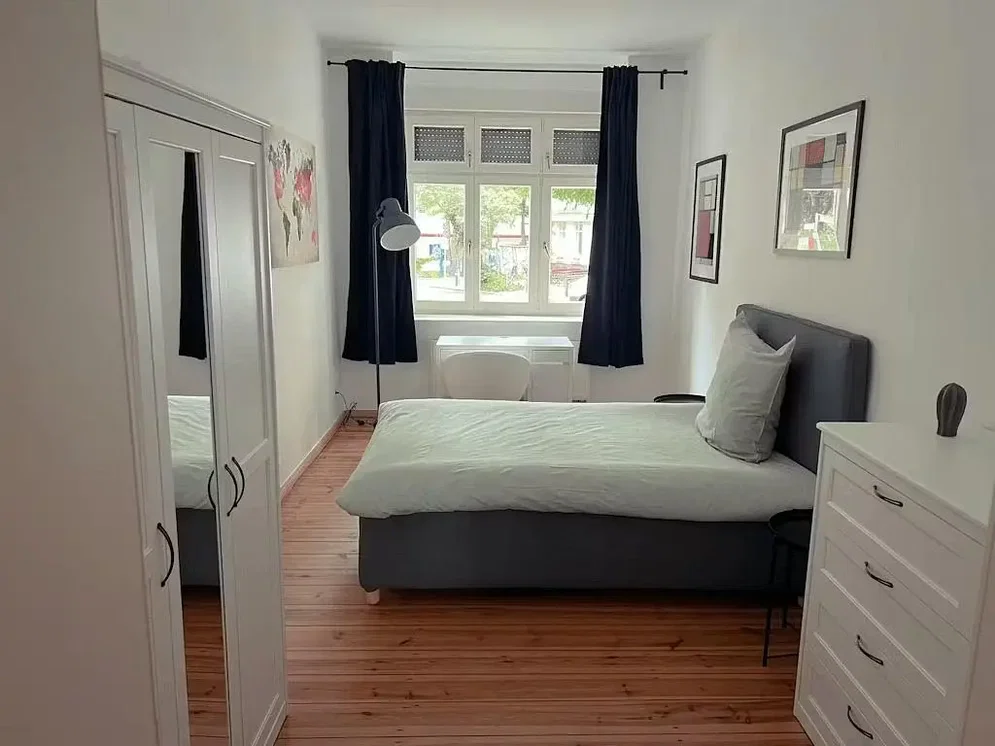 Camera da letto; pavimento in legno, luce naturale, stile moderno