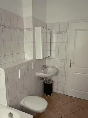 Toilette; pavimento in piastrelle, luce naturale