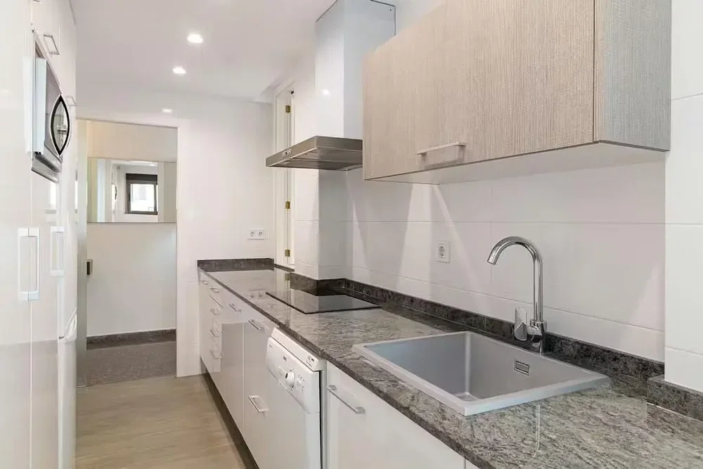 Küche; küchengeräte, fliesenboden, renoviert, tageslicht, moderner stil