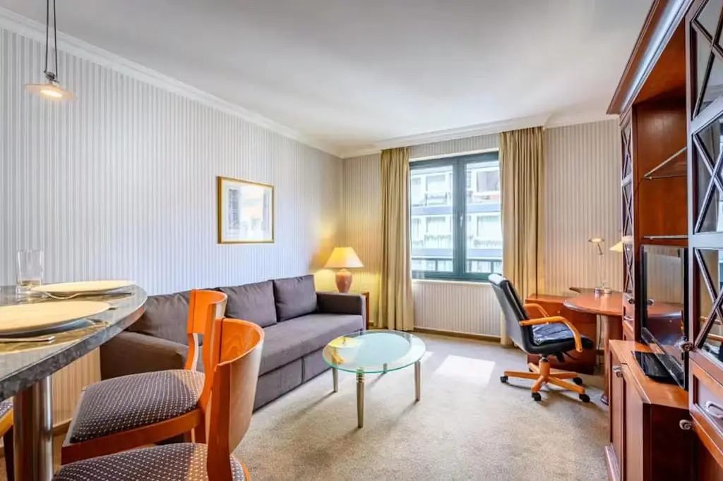 Wohnzimmer; tageslicht, moderner stil