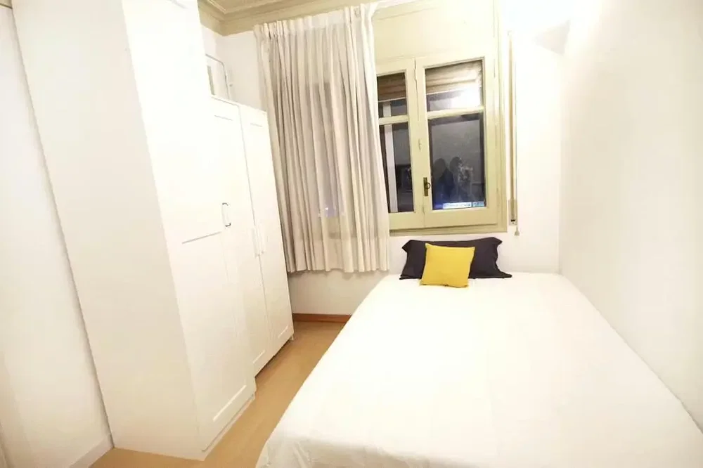 Schlafzimmer; tageslicht, holzboden