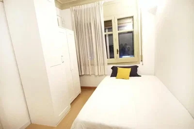 Schlafzimmer; tageslicht, holzboden