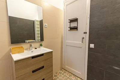 Badezimmer; fliesenboden, tageslicht