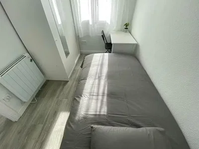 Schlafzimmer; tageslicht, holzboden