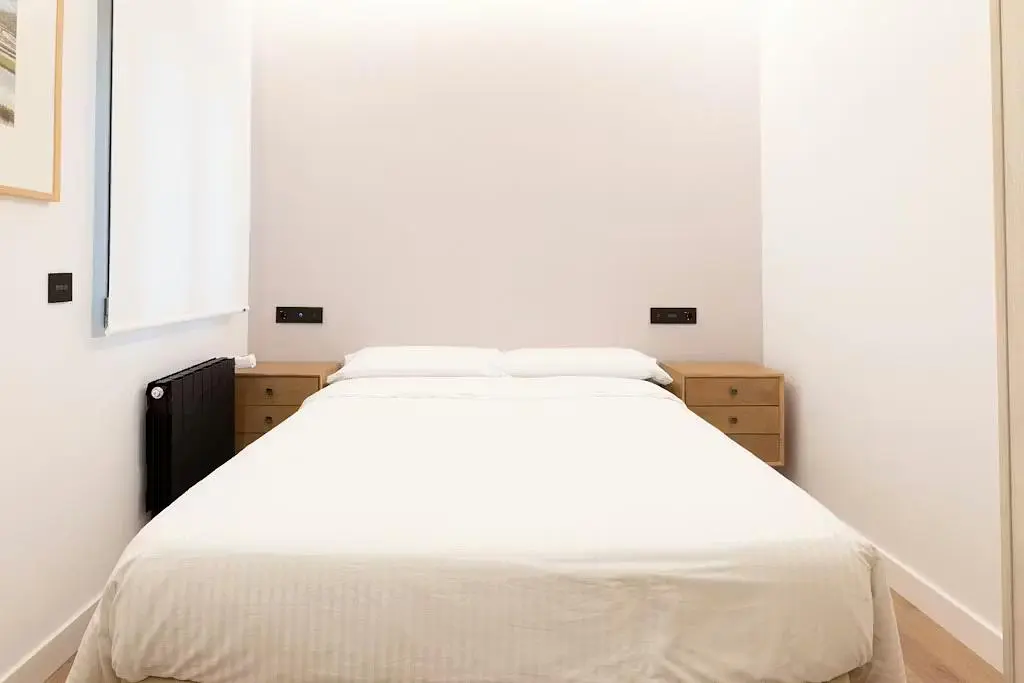 Schlafzimmer; holzboden, tageslicht