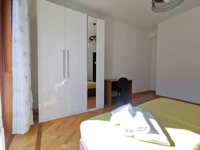 Schlafzimmer; tageslicht, holzboden