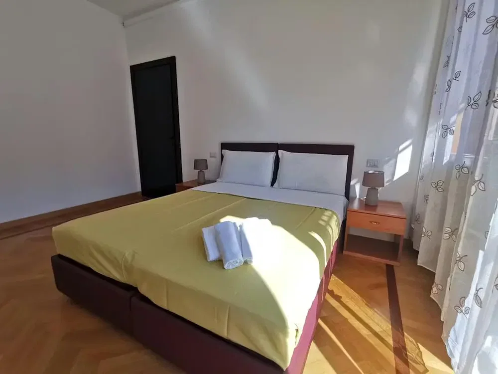 Schlafzimmer; tageslicht, holzboden