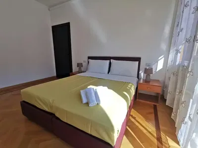 Schlafzimmer; tageslicht, holzboden