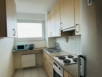 مطبخ; أجهزة المطبخ, أرضية من البلاط, ضوء طبيعي