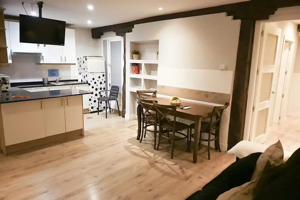 Küche; küchengeräte, tageslicht, moderner stil, holzboden