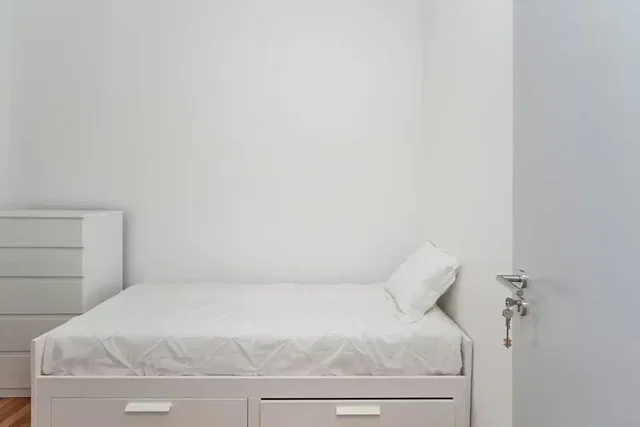 غرفة نوم; أرضية خشبية, ضوء طبيعي, أسلوب عصري