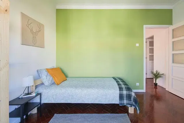 Schlafzimmer; tageslicht, holzboden