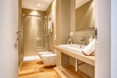 Banyo; ahşap zemin, doğal ışık, modern stil