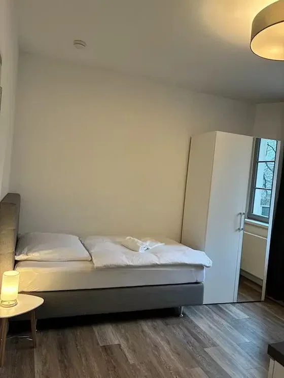 Schlafzimmer; tageslicht, holzboden