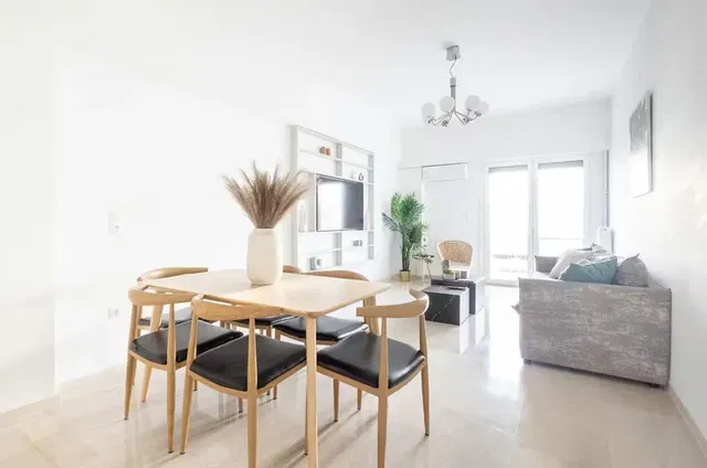 Wohnzimmer; tageslicht, fliesenboden, moderner stil