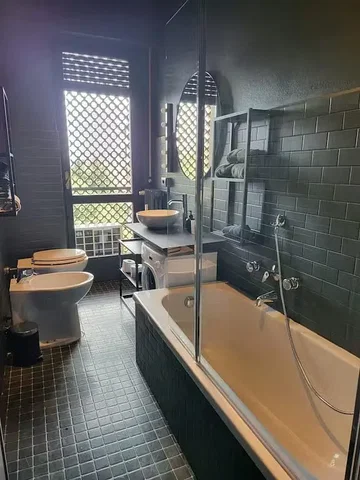 Bagno; pavimento in piastrelle, luce naturale, ristrutturato